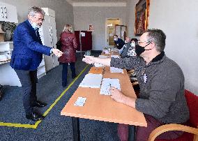 Milos Vystrcil, Ivana Vystrcilova, Czech regional and Senate elections, Telc, COVID-19, coronavirus