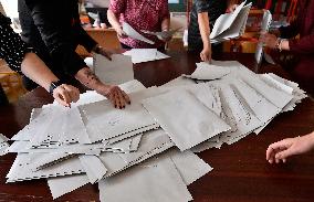 Czech regional and Senate elections, election commission count ballots