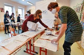 Czech regional and Senate elections, election commission count ballots