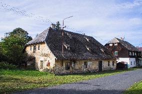 a house nr 8, Javorna