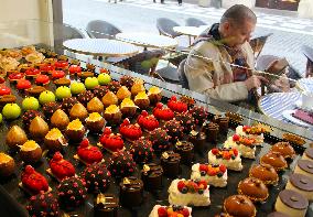 Cake, coronavirus, Black Madonna (Cerna Madonna) cafe, restaurant, sweet