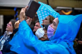 Tourist, tourists, face mask, smartphone, rine Old Town Square in Prague