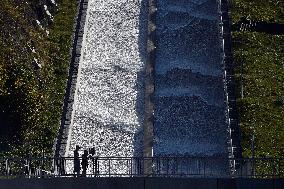 draining of water over the overflow and slope of the Sance dam