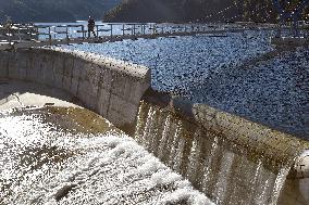 draining of water over the overflow and slope of the Sance dam