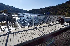 draining of water over the overflow and slope of the Sance dam