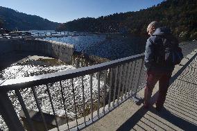 draining of water over the overflow and slope of the Sance dam