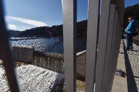 draining of water over the overflow and slope of the Sance dam