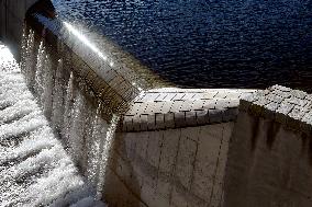 draining of water over the overflow and slope of the Sance dam