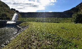 draining of water over the overflow and slope of the Sance dam