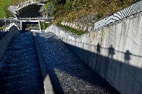 draining of water over the overflow and slope of the Sance dam