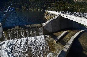 draining of water over the overflow and slope of the Sance dam