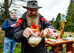Klinska brana tourist border crossing, Czech-German Partnership Club