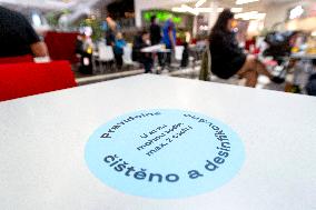 fast food, restaurant, lunch, spacing, people, pair, couple, coronavirus, COVID-19, Hradec Kralove