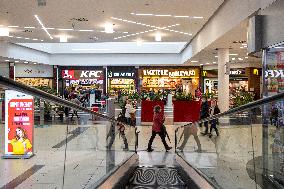 fast food, restaurant, lunch, spacing, people, pair, couple, coronavirus, COVID-19, Hradec Kralove