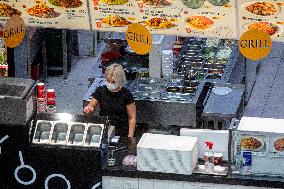 fast food, restaurant, lunch, spacing, people, pair, couple, coronavirus, COVID-19, Hradec Kralove