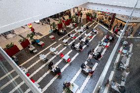 fast food, restaurant, lunch, spacing, people, pair, couple, coronavirus, COVID-19, Hradec Kralove