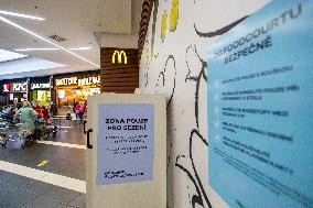 fast food, restaurant, lunch, spacing, people, pair, couple, coronavirus, COVID-19, Hradec Kralove