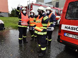 Firefighters build flood-protection walls, river Becva