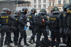 Protesters against COVID measures, Prague, policemen, protest, lockdown measures