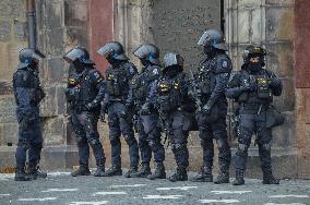 Protesters against COVID measures, Prague, policemen, protest, lockdown measures