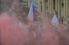 Protesters against COVID measures, Prague, policemen, protest, lockdown measures