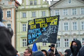 Protesters against COVID measures, Prague, policemen, protest, lockdown measures