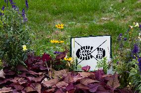 Sign, pictogram, flowers, grass.