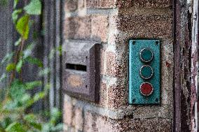 doorbell, mailbox, bricks