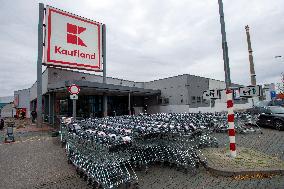 KAUFLAND, closed shop, state of emergency, Czech Republic, Prague, shopping trolley