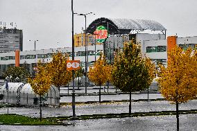 GLOBUS, closed shop, state of emergency, Czech Republic, Prague, shopping trolley