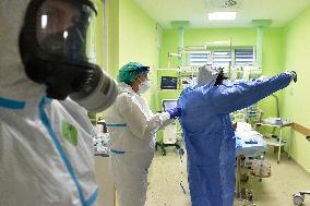 Krnov Hospital, department of anesthesiology and resuscitation for patients with COVID-19 disease, medical staff, protective clothing, suit, healthcare professionals