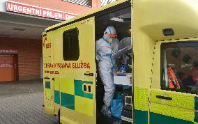 transport of five ventilated patients with coronavirus, ambulance