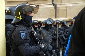 Protesters against COVID measures, Prague, policemen, protest, lockdown measures