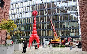 New statue giraffe, installation, Prague