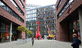 New statue giraffe, installation, Prague