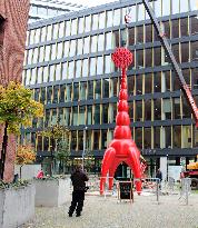 New statue giraffe, installation, Prague