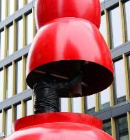 New statue giraffe, installation, Prague