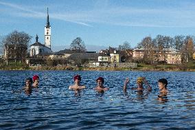Winter swimmers, cold water, Dam Lipno near Frymburk