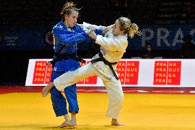 Distria Krasniqi, Melanie Clement