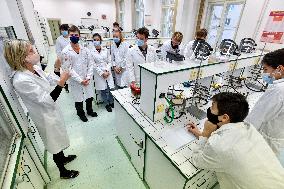 Masaryk Secondary School of Chemistry, Prague, students, student, class, laboratory, teacher, face mask, specialized training