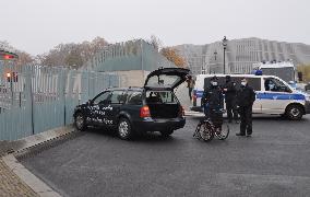 Car crash, gate, office of German Chancellor Angela Merkel , Chancellery, Berlin, police, policemen