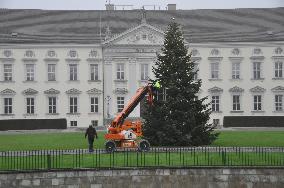 Christmas tree in front of Bellevue Castle