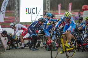 fall of several competitors after the start of the cyclo-cross World Cup event