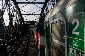 Train, locomotive, bridge