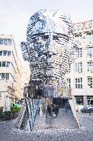 A giant movable bust of Franz Kafka by David Cerny