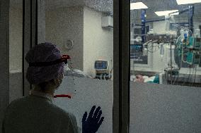 Liberec Hospital, department of anesthesiology and resuscitation for patients with COVID-19 disease, medical staff, protective clothing, suit, healthcare professionals, breathing mask, filter