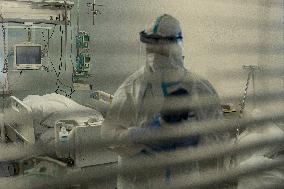 Liberec Hospital, department of anesthesiology and resuscitation for patients with COVID-19 disease, medical staff, protective clothing, suit, healthcare professionals, breathing mask, filter