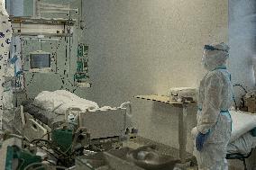 Liberec Hospital, department of anesthesiology and resuscitation for patients with COVID-19 disease, medical staff, protective clothing, suit, healthcare professionals, breathing mask, filter