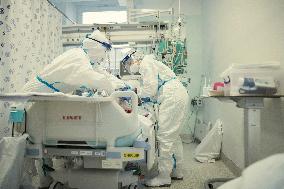 Liberec Hospital, department of anesthesiology and resuscitation for patients with COVID-19 disease, medical staff, protective clothing, suit, healthcare professionals, breathing mask, filter