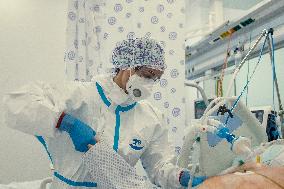 Liberec Hospital, department of anesthesiology and resuscitation for patients with COVID-19 disease, medical staff, protective clothing, suit, healthcare professionals, breathing mask, filter